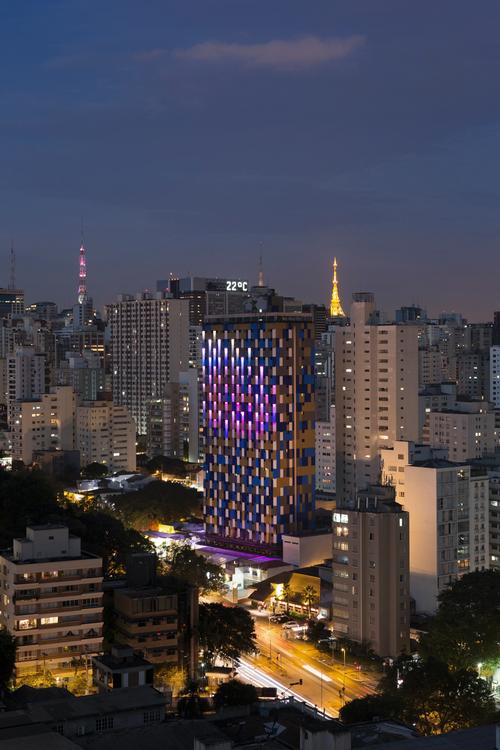 Requena designed the new facade as a work of urban art – a 30-storey intervention that is visible both day and night