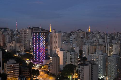 The facade creates an interactive dynamic with the city and its inhabitants