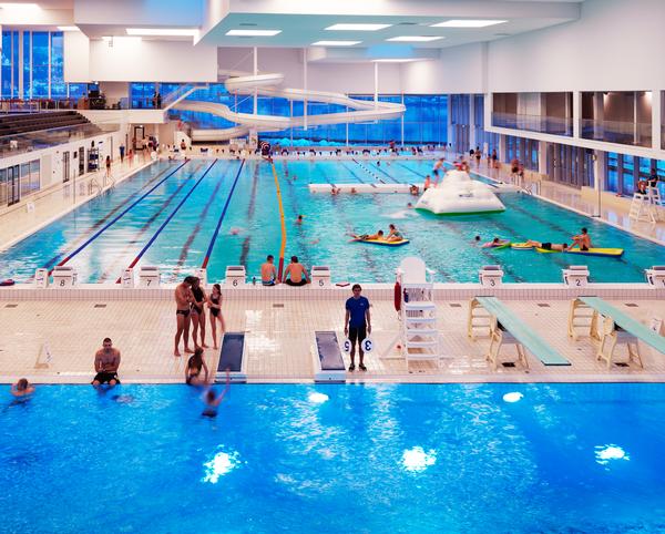 Pool attendants at the high capacity arena can easily check swimmers’ wristbands using the Gantner app