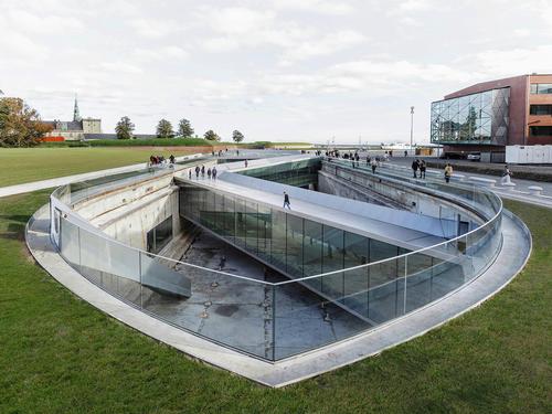 Located underground, the Danish Maritime Museum sits between the Kronborg Castle and cultural centre the Culture Yard / Rasmus Hjortshoj