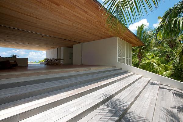 House on a Dune is a pavilion-style residence with living spaces arranged around a central breezeway