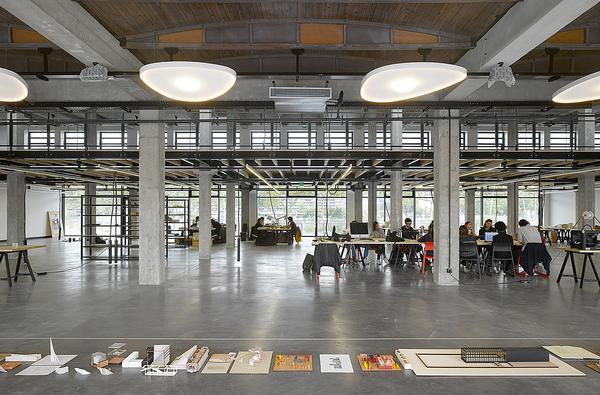 Decq opened the Confluence Institute architectural school in 2014