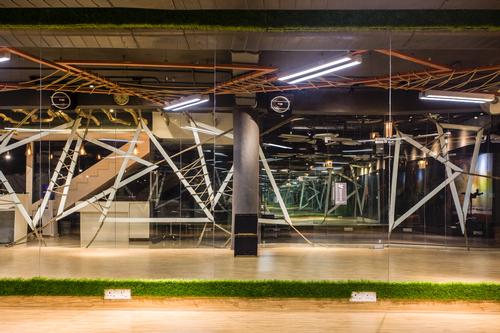 Free standing triangular metal frames, crisscrossed with ropes, provide another aesthetic element / Studio Ardete
