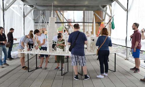 Visitors to the High Line are invited to play with the installation, building and rebuilding the structures over time / Timothy Schenck