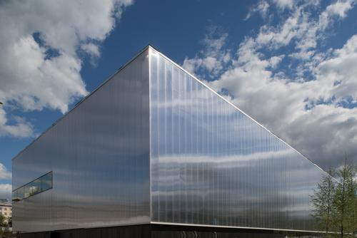 OMA’s polycarbonate facade wraps around the concrete building / Yuri Palmin / Garage Museum of Contemporary Art