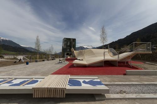 The playtower continues to an outdoor play area / Snøhetta Architects