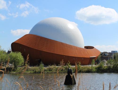 Made of pre-rusted steel and glass, the planetarium has clear associations with outer space / Archiview 