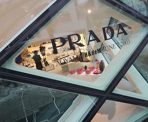 Like an artwork, Herzog & de Meuron signed the Prada store they designed for the Italian fashion house. The store opened in Tokyo in 2003 / PHOTO: Flickr / Yellow Mao