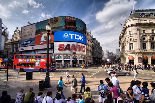 London's West End is one of the top destinations for tourists seeking to shop / Radoslaw Maciejewski / Shutterstock.com