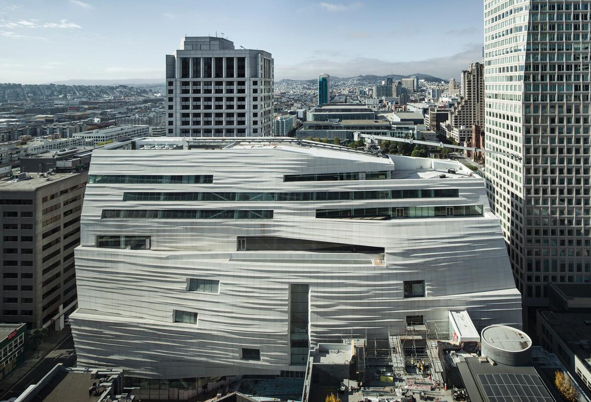 The eastern façade of Snøhetta’s expansion comprises of more than 700 uniquely-shaped crystal-embedded fibreglass reinforced polymer panels / SFMOMA