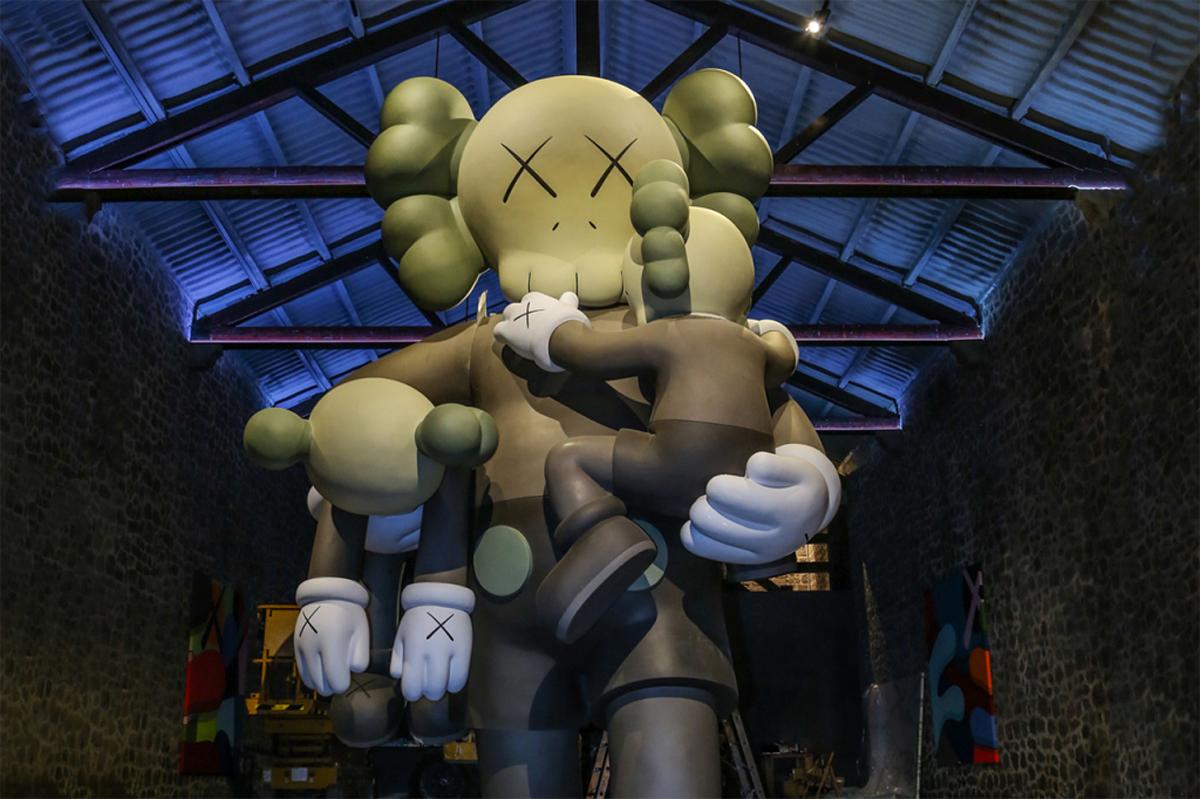 The gallery debuted with an exhibition profiling Brooklyn artist Kaws