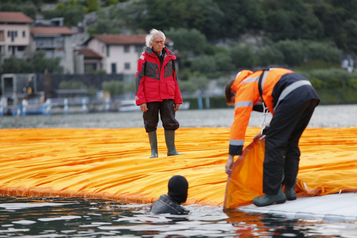 Christo oversaw the installation of the walkways / Wolfgang Volz