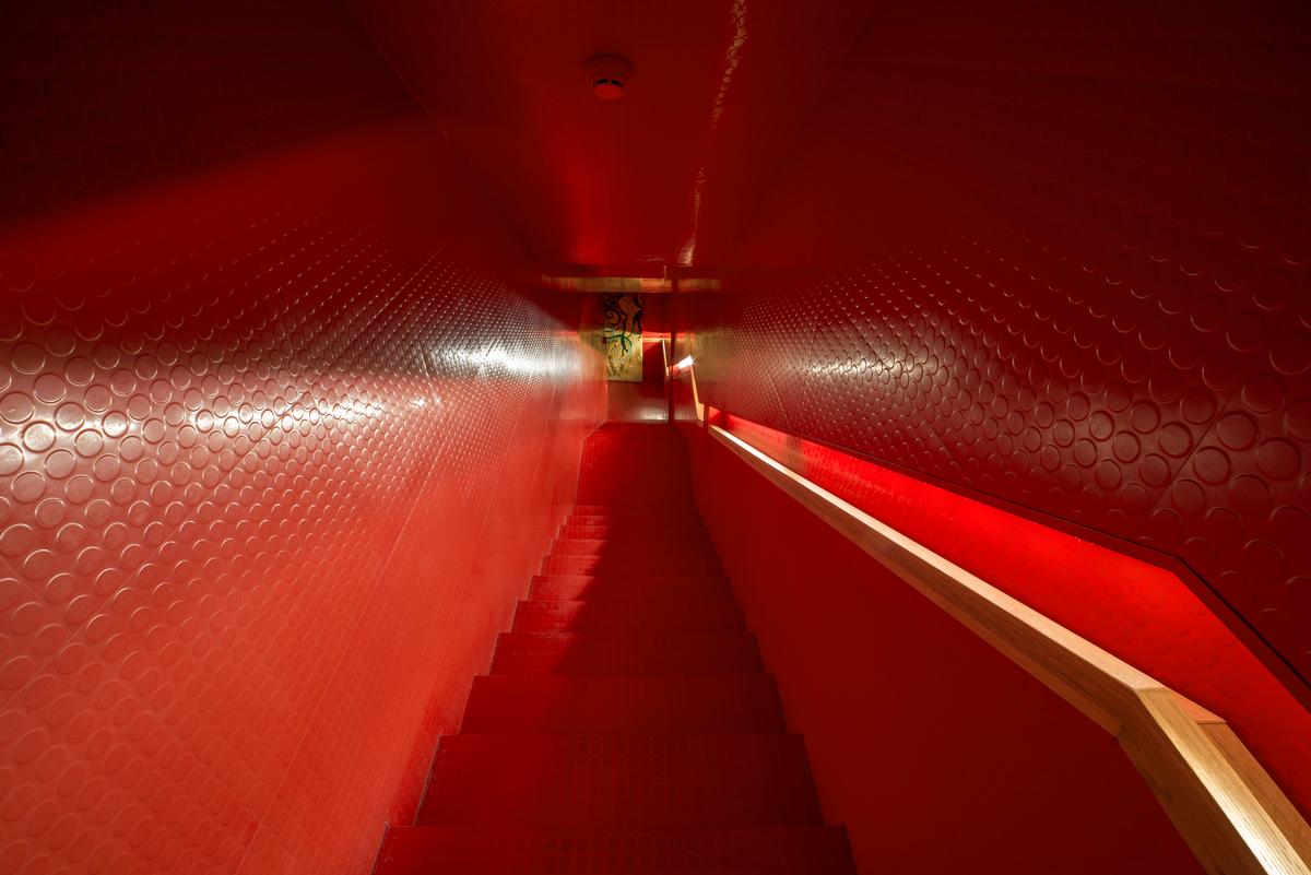 The “red passage” takes the form of a narrow staircase / Museum of Apoxyomenos