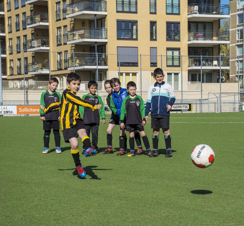 The high level group will devise initiatives in which grassroots sport can be used to help host communities in Europe integrate refugees / Nieuwland/shutterstock.com
