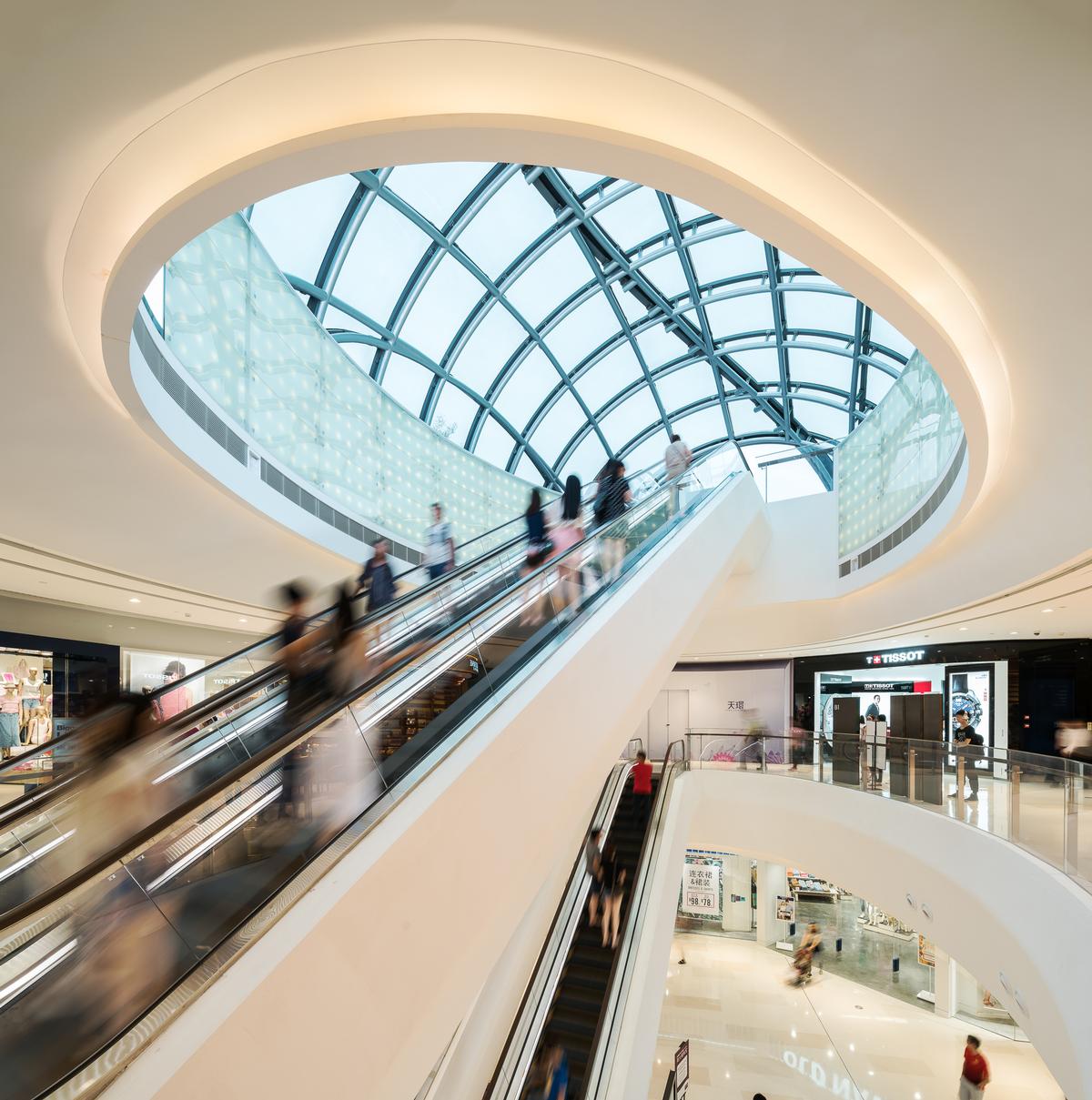 Curving walls and ceilings lead visitors on a journey through the complex / Benoy