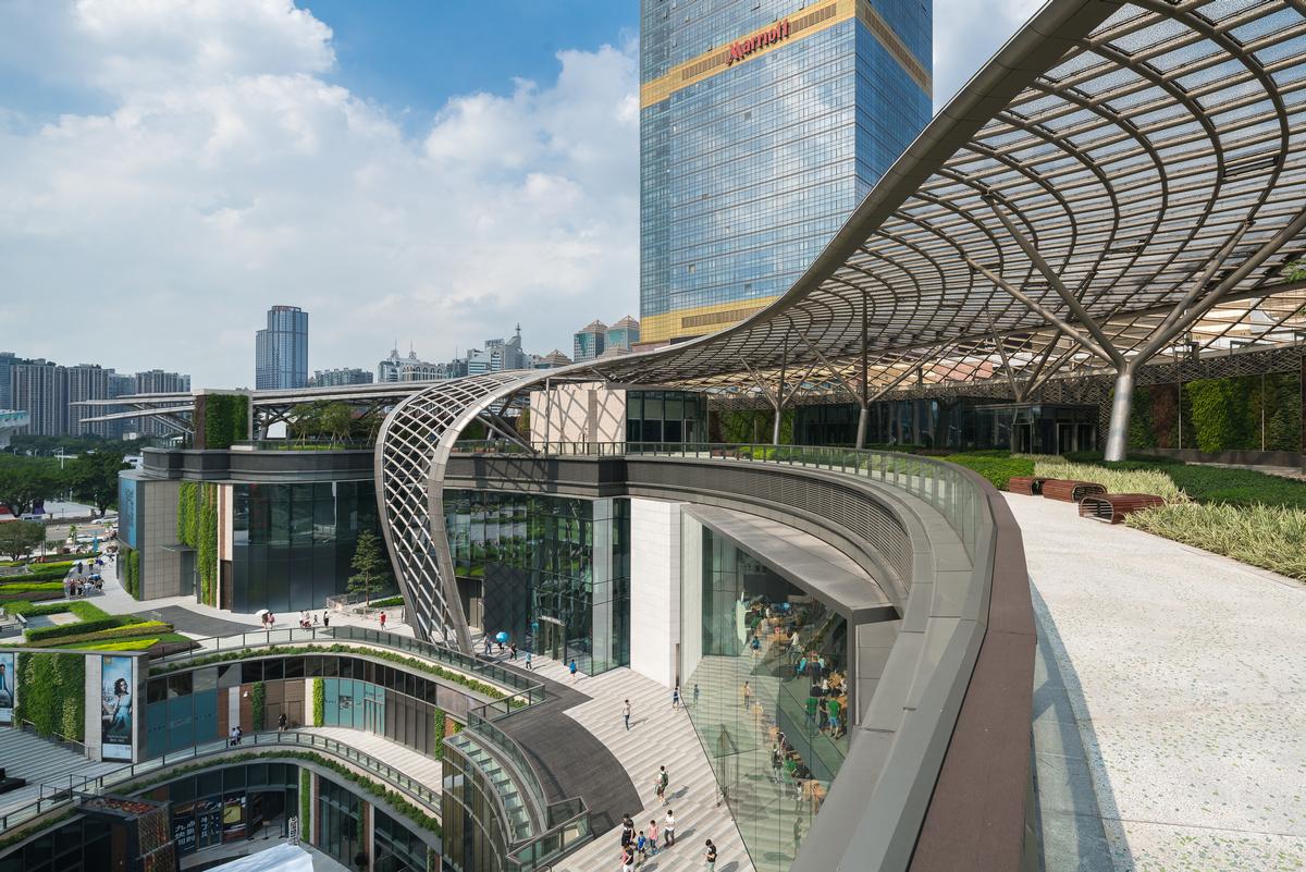 The buildings are covered by steel monocoque roof canopies / Benoy