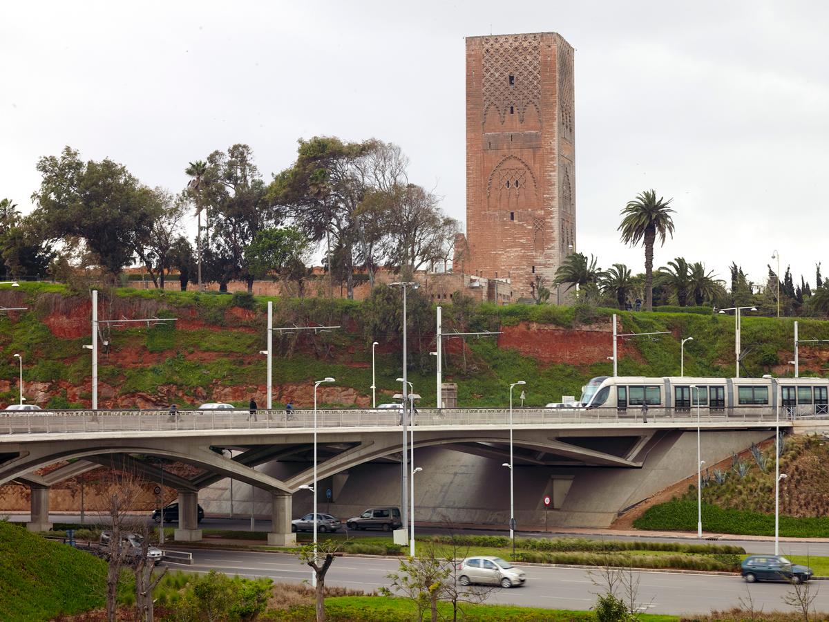 The Hassan II Bridge links the cities of Rabat and Salé in Moro / Aga Khan Awards