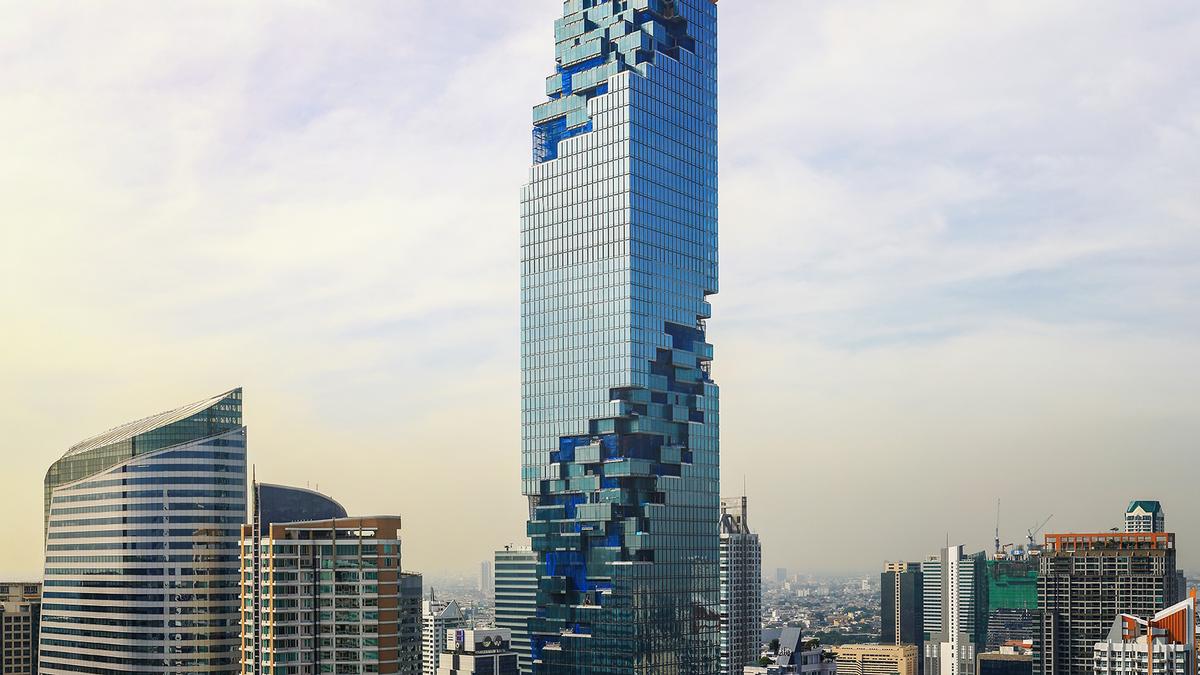 MahaNakhon features a three-dimensional ribbon of architectural pixels that coil around the building / Alexander Roan, courtesy of PACE