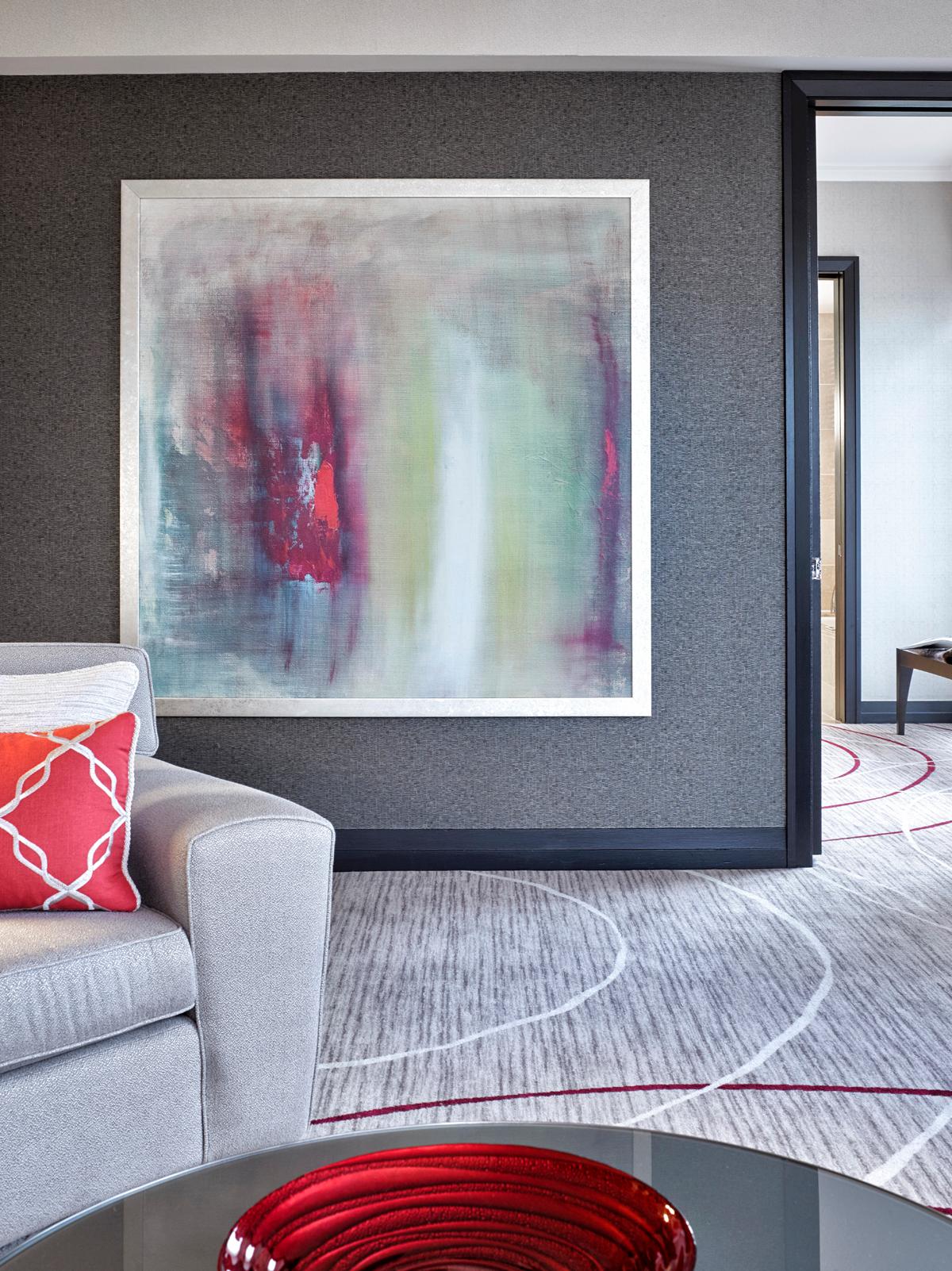 Complementing the suites’ modern interiors is a contemporary art collection curated by Rare Culture which draws inspiration from New York City / HOK