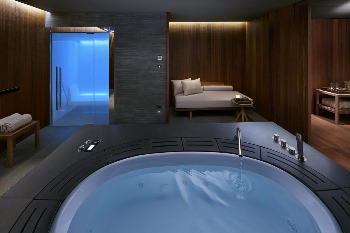 Mandarin Oriental's VIP suite at its spa in Milan is one of the many MO spas where guests can enjoy the Silent Night initiative on 14 December / 