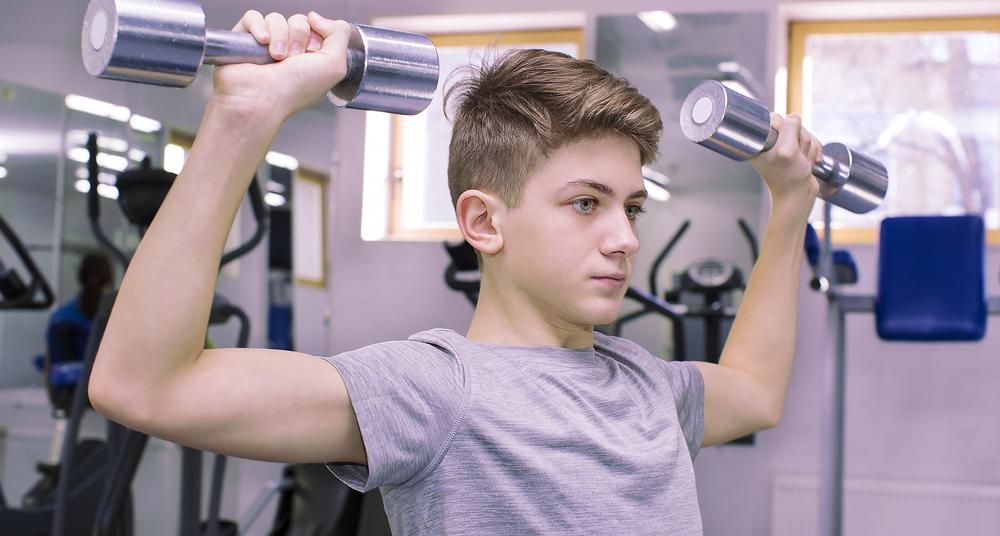 Swimmers in their early teens can use light weights / © shutterstock/Lestertair