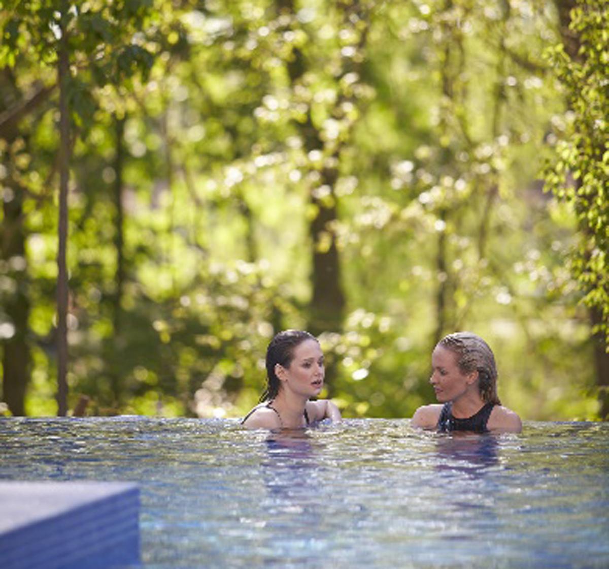 Sherwood Forest’s new forest spa experiences will include open air walkways, outdoor relaxation areas submerged in the forest, and a treetop sauna that offers panoramic views over the forest canopy / 