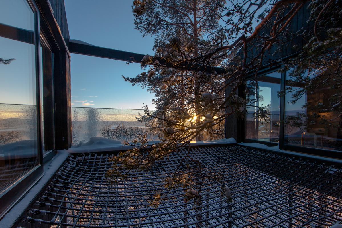 A netted terrace is suspended outside the cabin / Johan Jansson