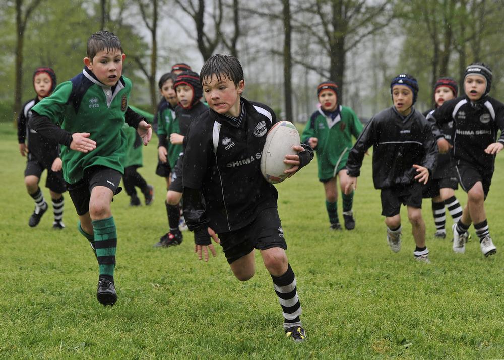 The government says it has no plans to ban tackling in school rugby / shutterstock / paolo bona