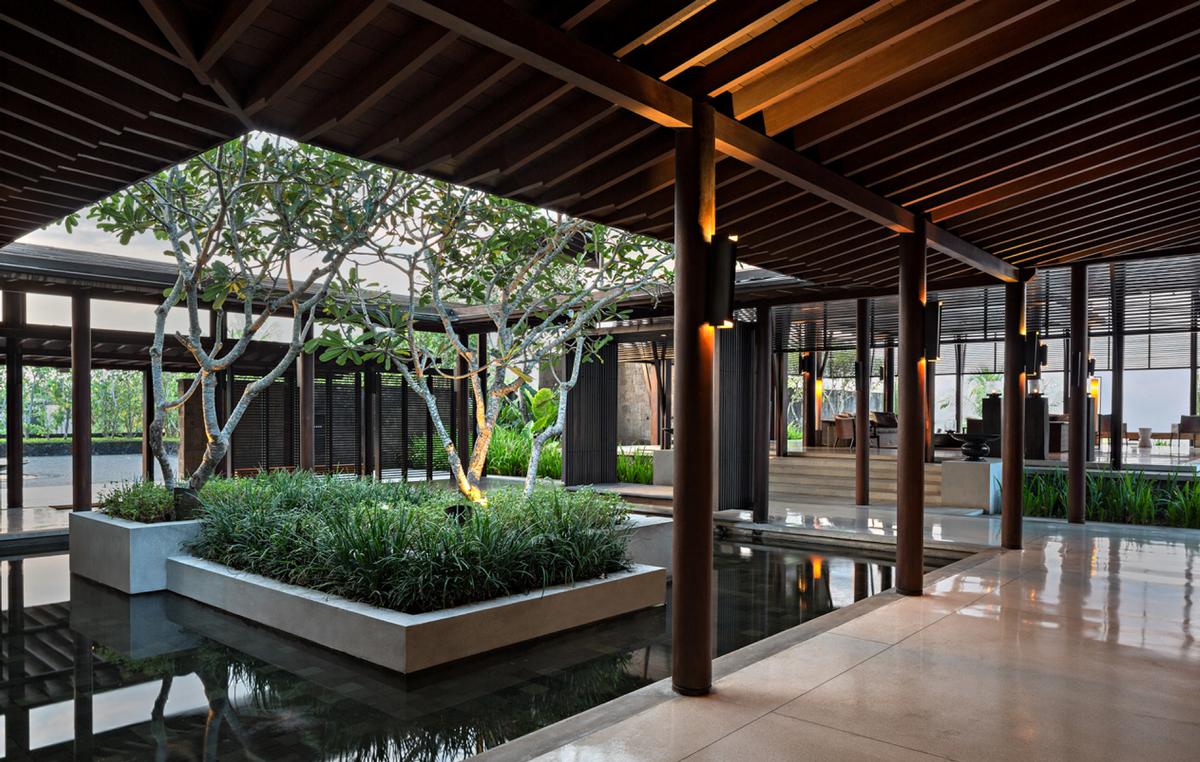 Transitional spaces blur the boundaries between indoors and outdoors / Soori Bali