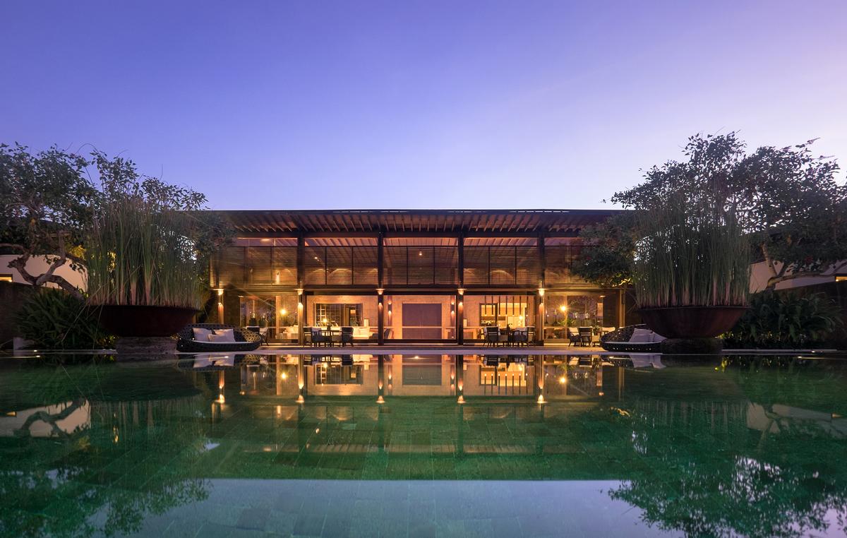 Soo K. Chan, the founder of SCDA Architects, and hospitality designer Ling Fu, have used holistic design and environmental practices to create Soori Bali / Soori Bali