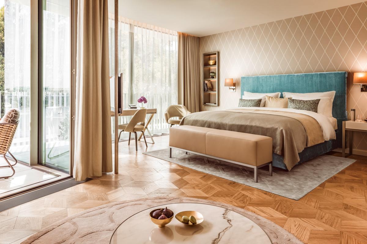 Warm colours and parquet wood flooring create a feeling of brightness in the guest rooms / The Fontenay