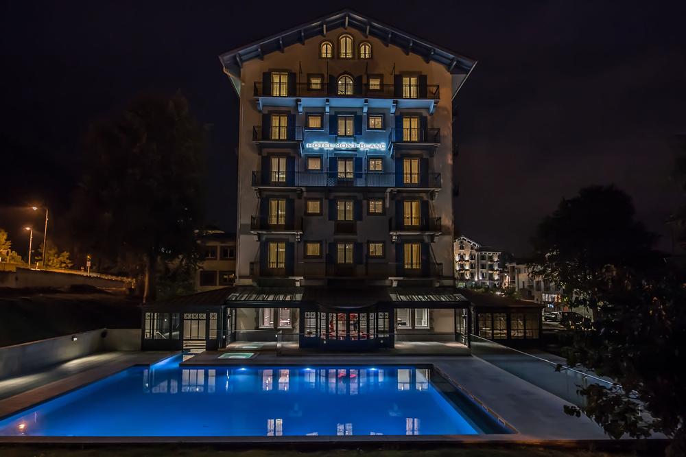  / The outdoor heated pool at Spa of Hotel Mont-Blanc