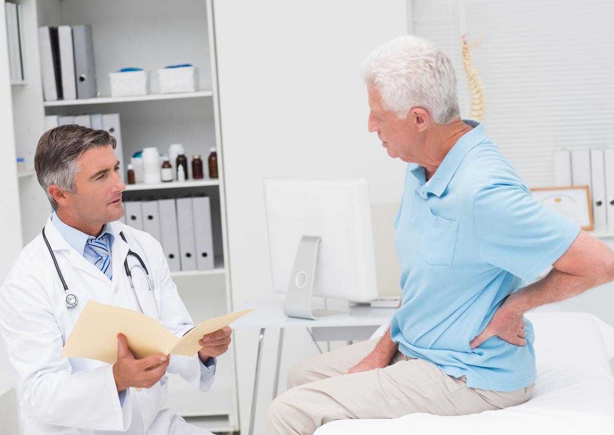 The ACP recommends that physicians and patients should treat acute or subacute low back pain with non-drug therapies such as superficial heat, massage, acupuncture, or spinal manipulation / Shutterstock