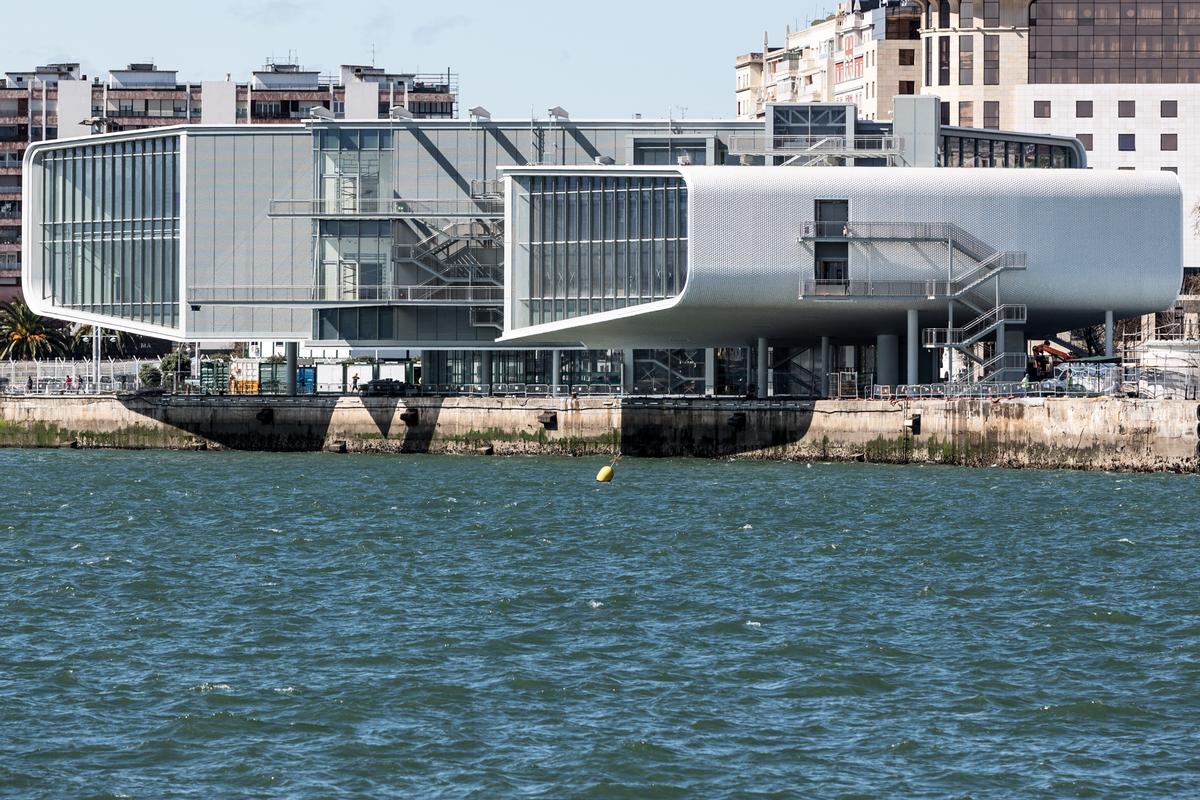 The two volumes of the art center extend out over the sea / Botin Center