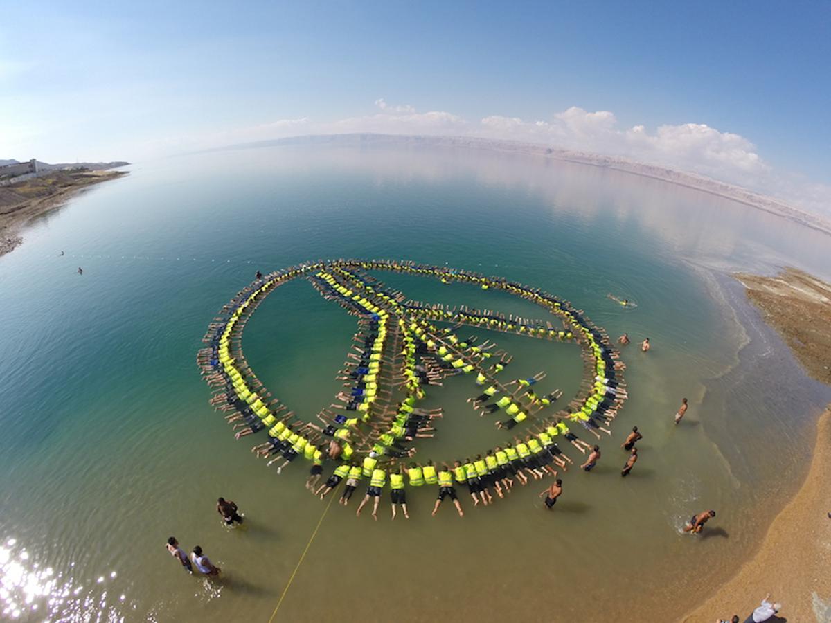 A mix of Jordanians and expats wore matching-coloured shirts and locked hands for a total of ten minutes in the Dead Sea / Jordan Tourism Board / Monaco Business Development