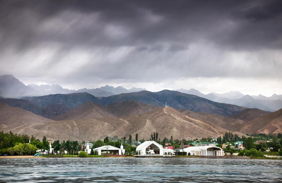 There are many health resorts located on the shores of Lake Issyk-Kul in Kyrgyzstan, such as Issyk-Kul Aurora and Goluboi Issyk-Kul / Shutterstock / Pikoso.kz