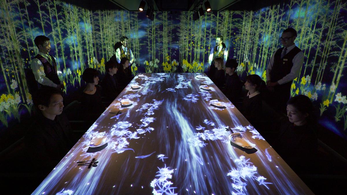 The walls shift in light and pattern to reflect Japan's changing seasons / teamLab