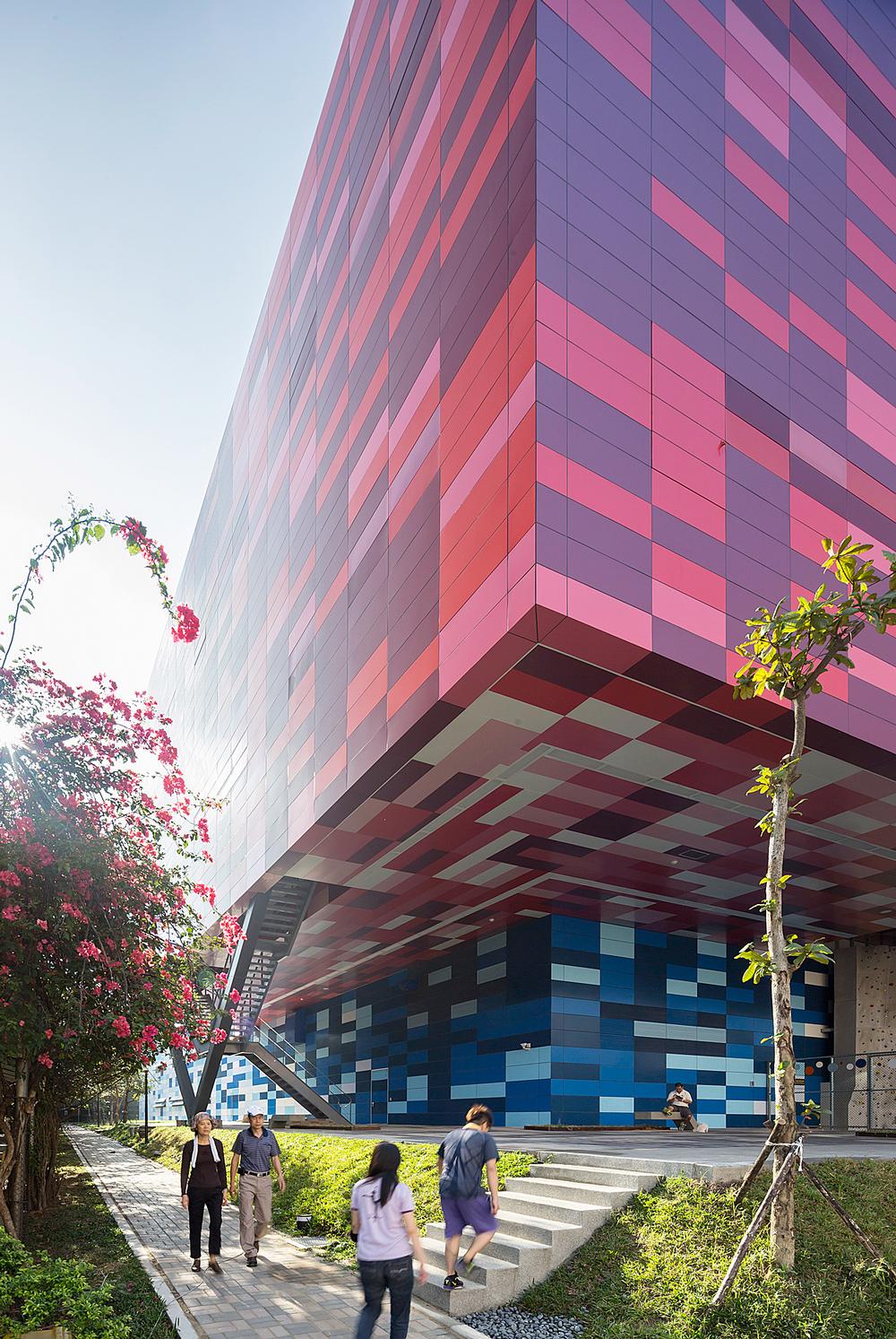 The building’s three intersecting blocks are clad in red (basketball) blue (pool) and white (skating rink)
