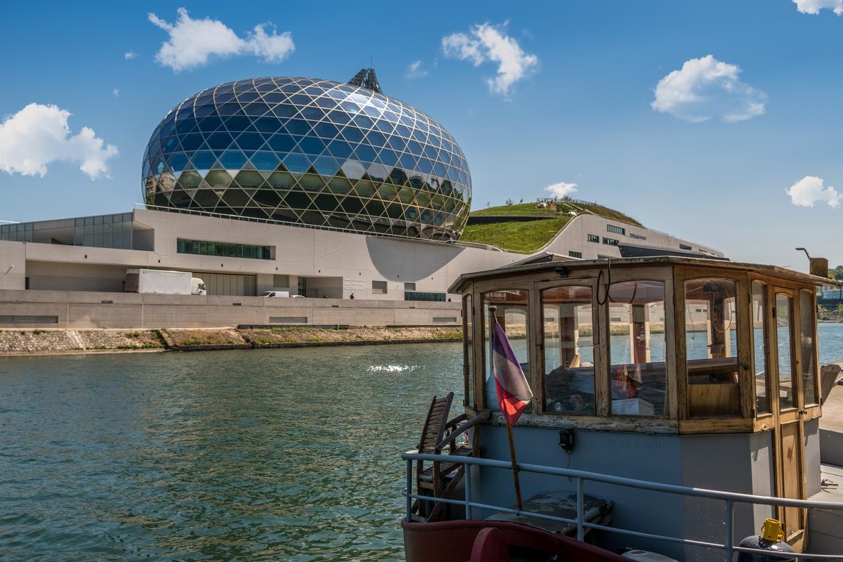 Designed with French architect Jean de Gastines on a site that once belonged to France’s biggest factory, La Seine Musicale has been conceived as a new cultural symbol for Paris / Shutterstock