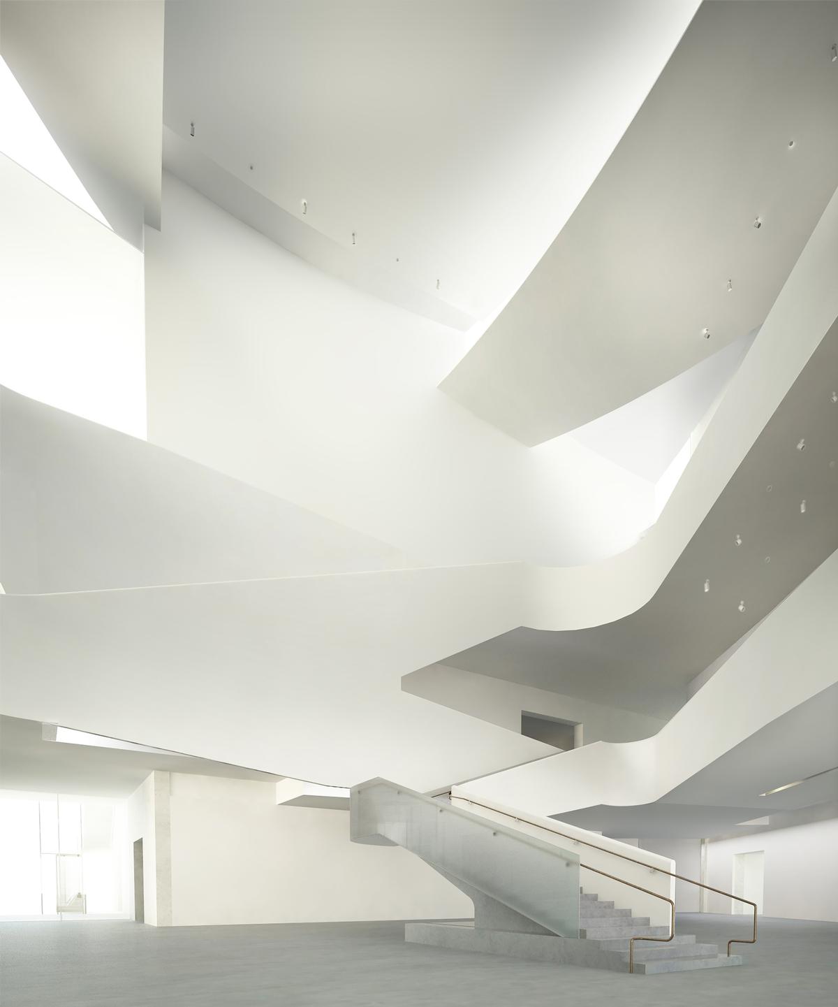 Organised horizontally on two levels, the gallery rooms are centered around a triple-height forum / Steven Holl Architects