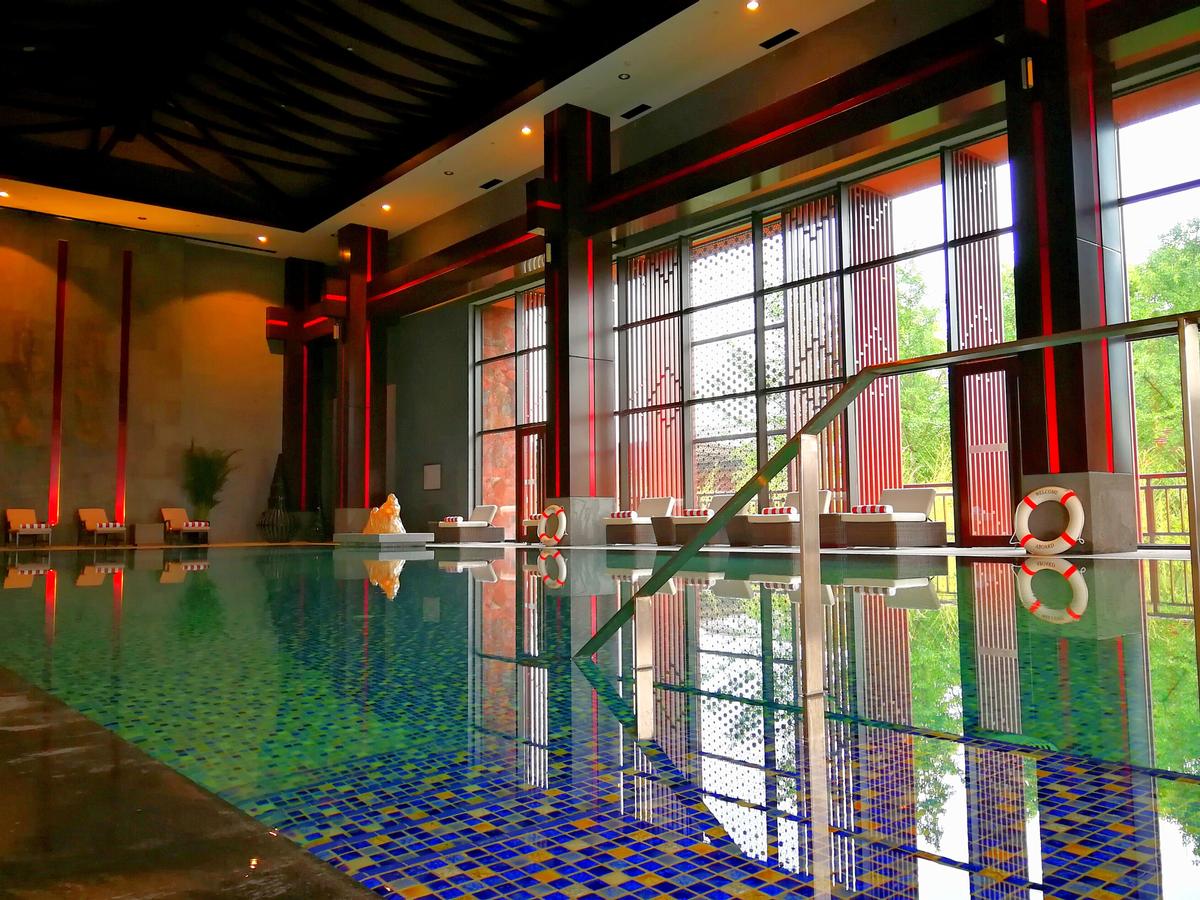 Resort facilities include an Anantara-branded spa and an indoor swimming pool / 