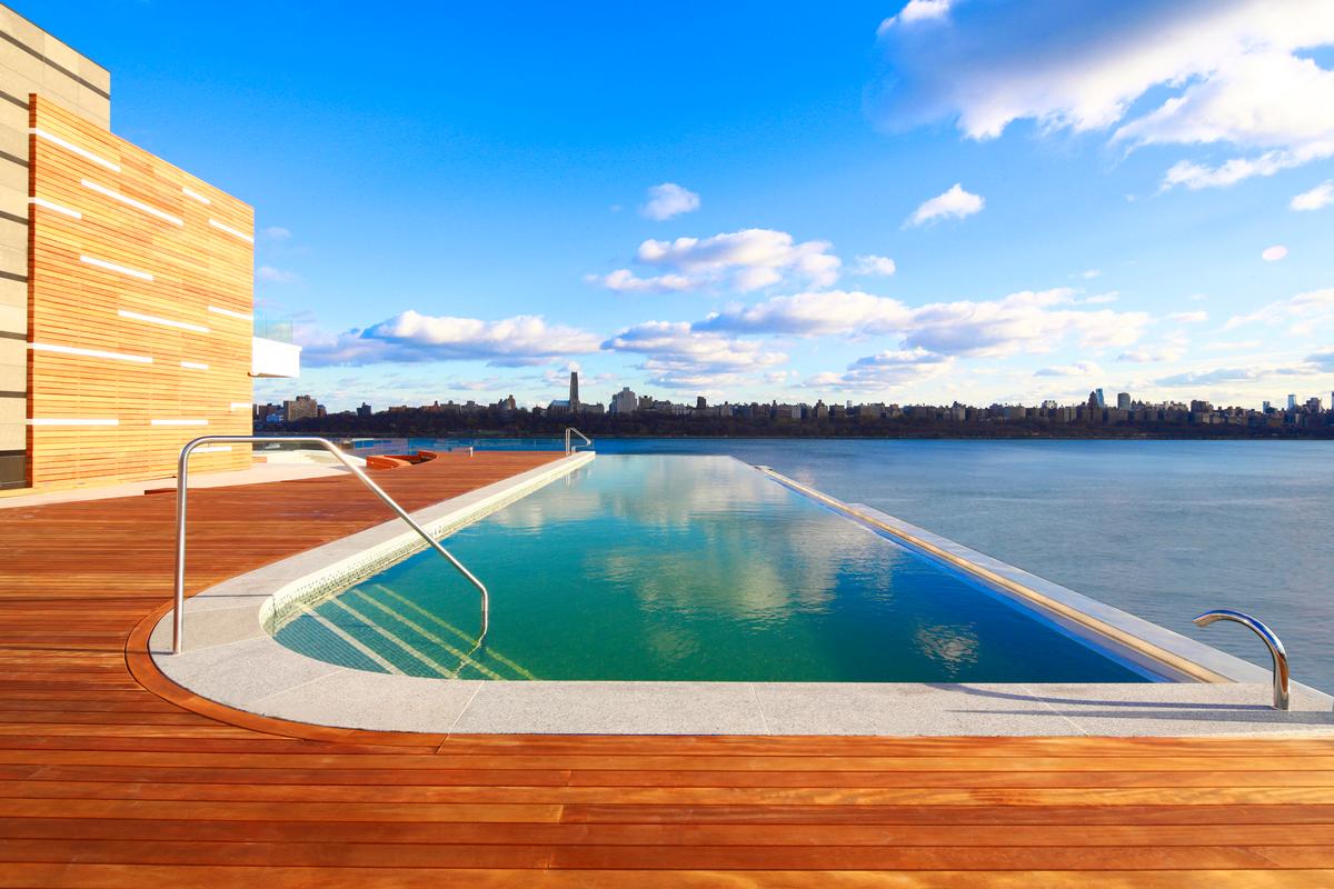 Outdoor spa facilities include an infinity spa pool overlooking the Hudson River / 
