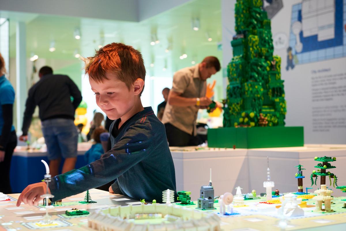 Lego fans, their families and friends can experience the playfulness of the Lego universe / Lego Group