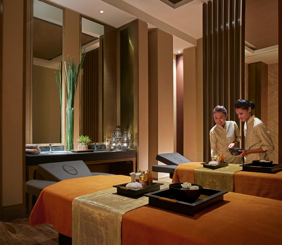 Spa suites and treatment rooms include their own private bath, shower, steam, relaxation lounge and changing and vanity areas / Shangri-La
