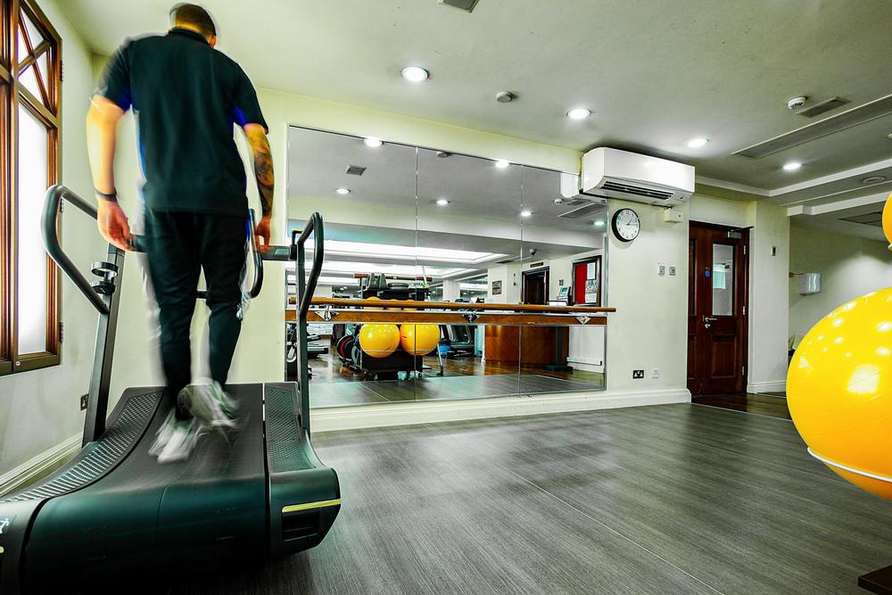 A Taraflex® solution in wood and black colours complements the private club's high end look