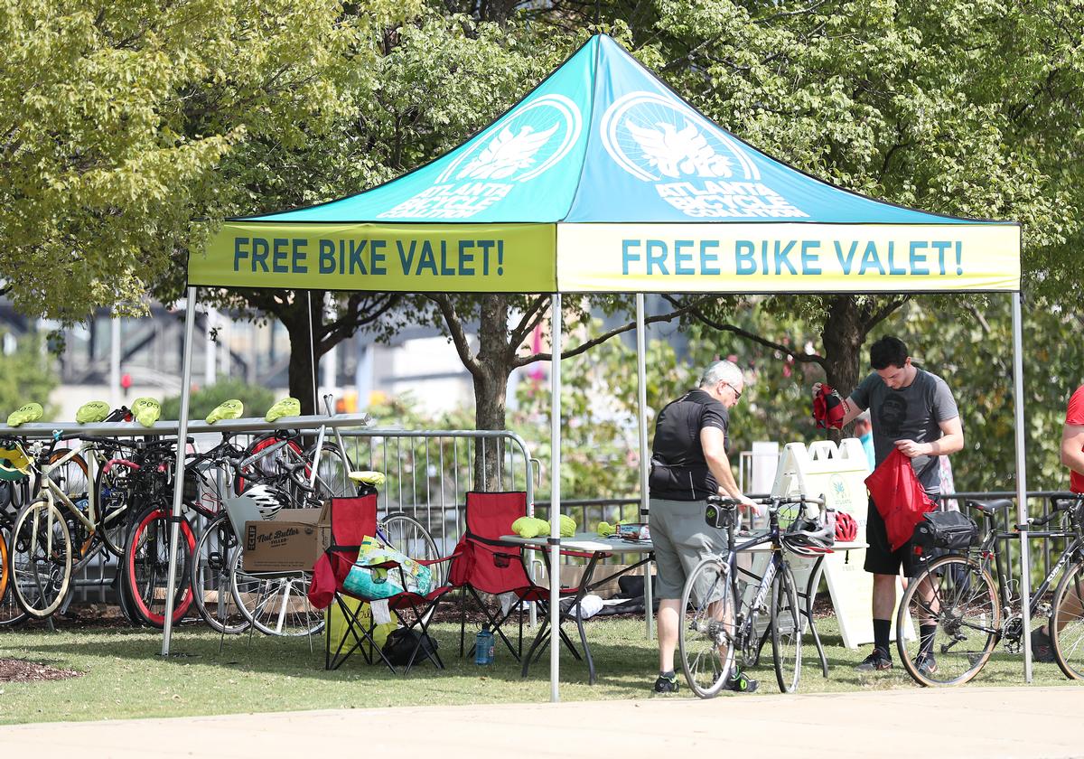 A free bike valet service on event days encourages fans to travel on two wheels / HOK