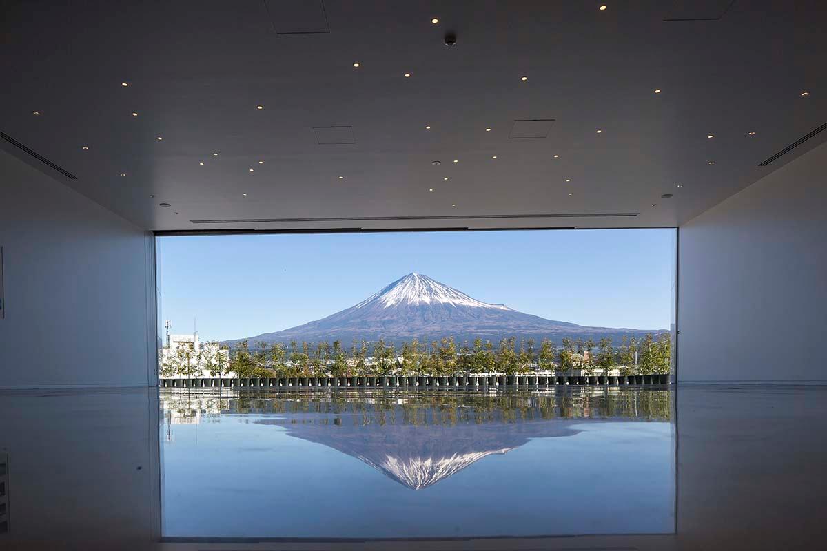 A viewing tower in the cone with full-height glazing frames views of the Mount Fuji in the distance / Shigeru Ban Architects