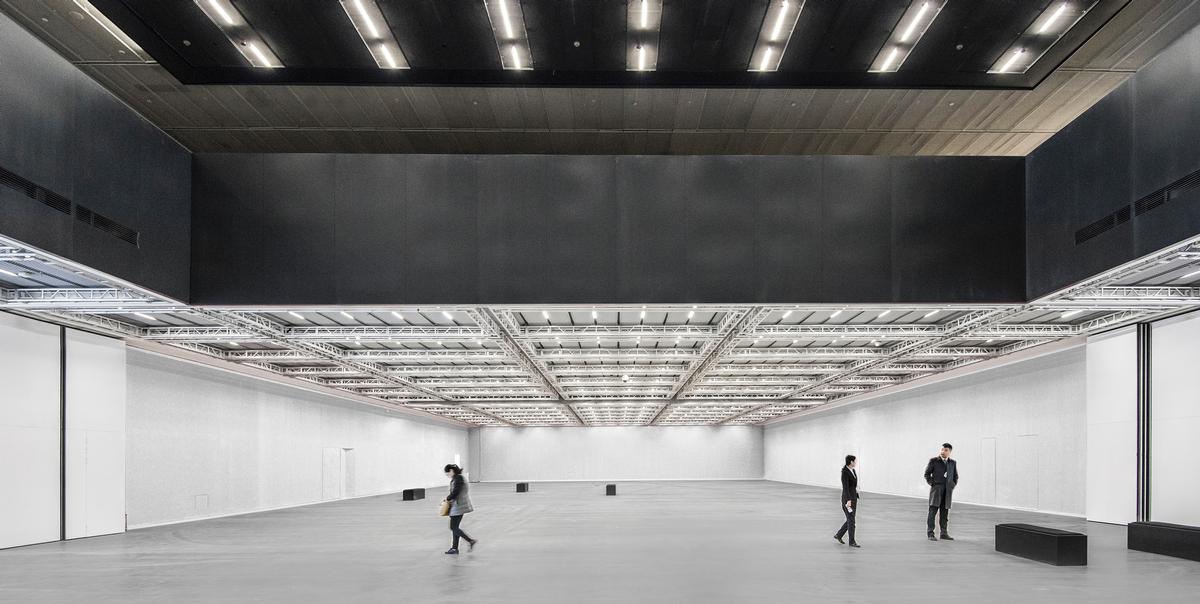 A 1,700sq m column-free exhibition space dominates the heart of the structure, with movable partitions and ceiling system allowing for different configurations to be set up / Alex Fradkin