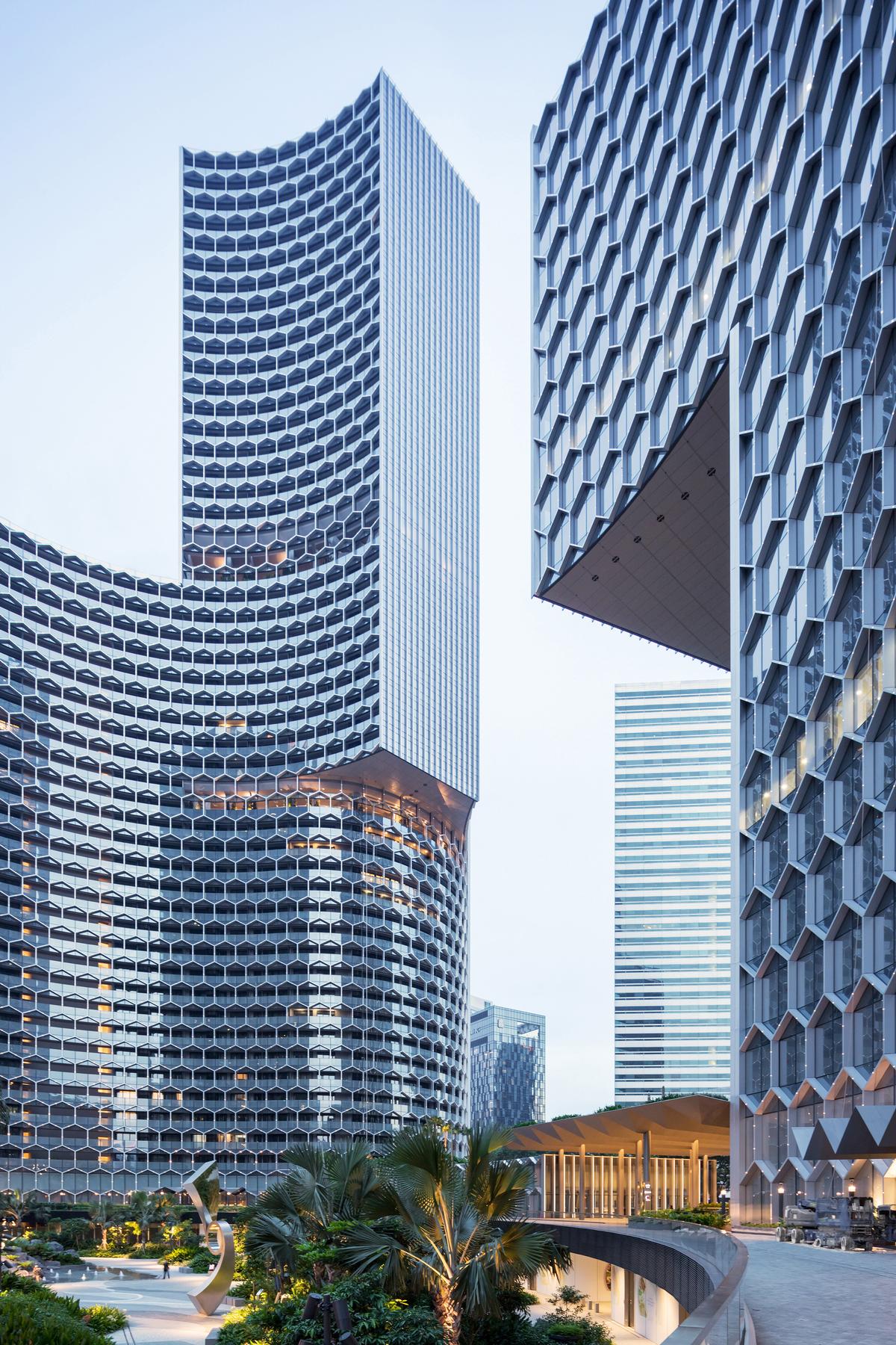 Stretched across the skin of the towers is an intricate honeycomb texture that features a series of hexagonal sunshades / Iwan Baan