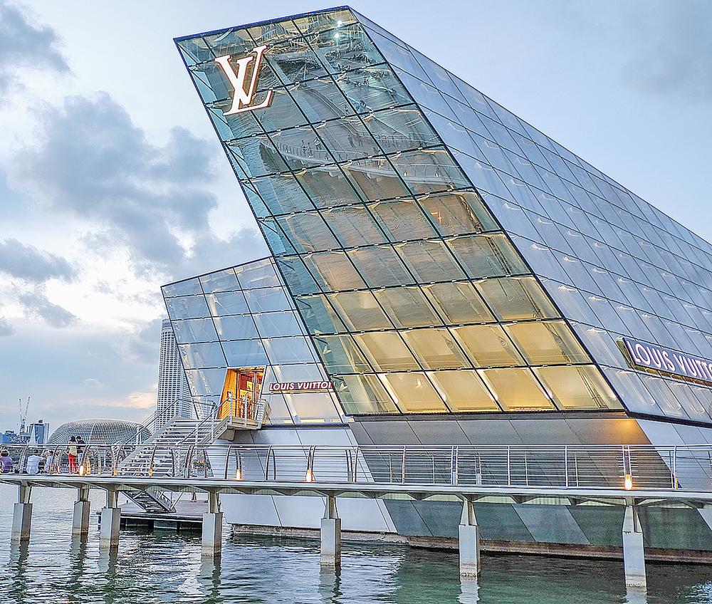 while Peter Marino made his name designing flagship stores for brands like Louis Vuitton while Peter Marino made his name designing flagship stores for brands like Louis Vuitton